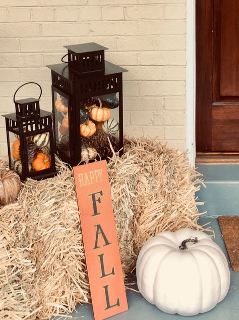 Fall front door decoration. lanterns small pumpkins and hay bale Outside Fall Decor Hay Bales, Pumpkin And Hay Bale Display Front Porch, Small Stoop Fall Decorating Ideas, Haybells Fall Decor, Fall Front Door Decor Hay Bales, Pumpkins On Hay Bales, Halloween Hay Bale Ideas Front Porch, Small Porch Pumpkin Display, Small Front Yard Fall Decor Ideas