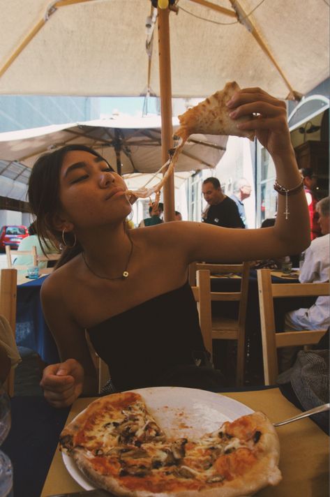 People Eating Pizza Photography, Piza Italy City, Eating Pizza Reference, Eating Pizza Pose, Eating Pizza Aesthetic, People Eating Pizza, Eating Poses, Restaurant Reference, Eating Pose