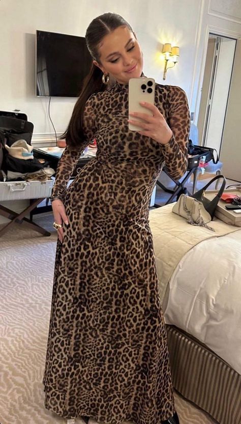 Selena Gomez With Fans, Selena Gomez Album, Selena Gomez Outfits, Gold Globe, Leopard Maxi Dress, Selena Gomez Cute, Selena Gomez Pictures, Selena Gomez Style, Selena G