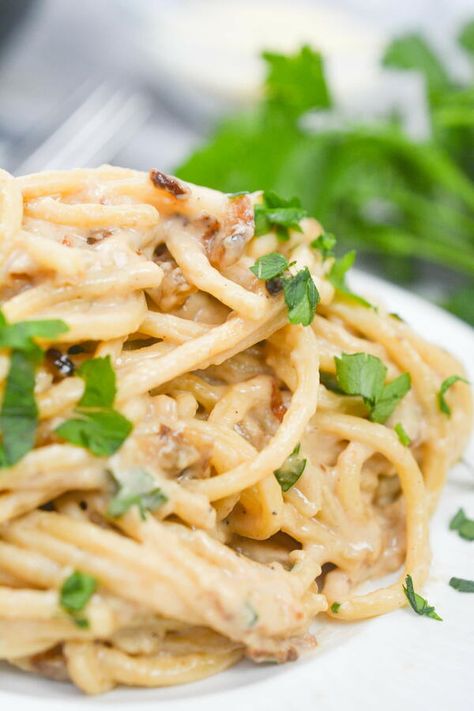 This caramelized shallot pasta dish is so full of delicious flavor. It has everything that you could want from a delicious pasta dinner and is ready in only 20 minutes. If you are not a fan of tomatoes but want a delectable spaghetti dinner then this is something you will love. This caramelized shallot pasta is based on the NYT newspaper recipe from Alison Roman’s Caramelized Shallot Pasta. It is for people who love the rich, flavorful caramelized onions and the sweetness of the shallots. Shallot Pasta, Chicken Rigatoni, Alison Roman, Olive Oil Pasta, Caramelized Shallots, Spaghetti Dinner, Cream Pasta, Delicious Pasta, Vidalia Onions