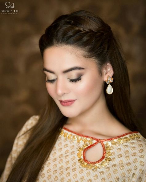 Fan😍🙋 Fairwell Hairstyles, Messy Braided Hairstyles, Hairstyles Pakistani, Pakistani Bridal Hairstyles, Hairstyles For Indian Wedding, Easy Party Hairstyles, Minal Khan, Front Braids, Bridal Hair Buns