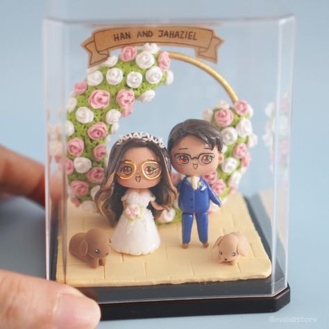 POV: turn your wedding picture into a diorama 🥰 this was made as an anniversary gift ❤️ #handmade #airdryclay #miniature #miniatureclay #custommade #customorder #giftideas #anniversarygiftideas #weddingdiorama #anniversarygift Clay Workshop, Clay Material, Wedding Gifts For Bride And Groom, Anniversary Gift Ideas, Diy Wedding Gifts, Bronze Mirror, Mom Art, Wedding Picture, Wedding Art