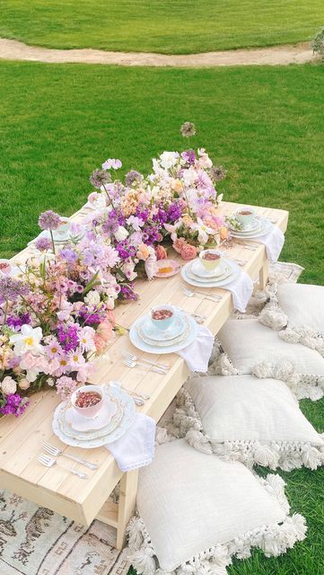 Garden Party Aesthetic Vintage, Picnic Floral Arrangements, Yea Party Picnic, Fancy Picnic Aesthetic, Professional Picnic Setup, Fancy Picnic Party, Bridgerton Themed Picnic, Afternoon Tea Picnic, Bridgerton Picnic Aesthetic