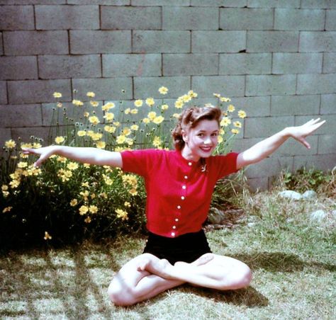 Debbie Reynolds Eddie Fisher, Rare Historical Photos, Angie Dickinson, Debbie Reynolds, Yoga Photos, Wow Video, Judy Garland, Carrie Fisher, Yoga Girl