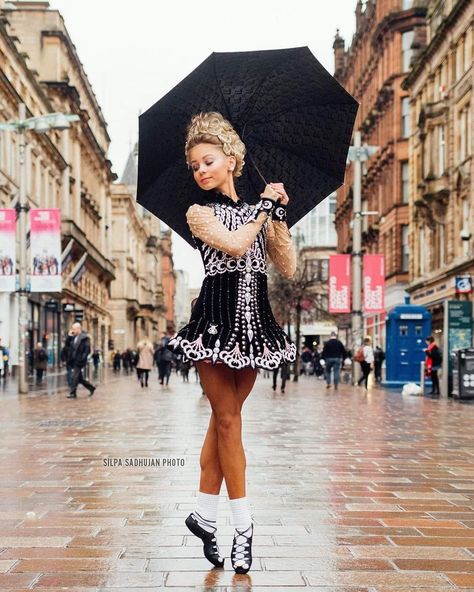 Irish Dance Photography, Irish Dance Dress Designs, Irish Dance Solo Dress, Irish Dress, Irish Step Dancing, Irish Dance Dress, Dance Photo Shoot, Steps Dance, Senior Photography Poses