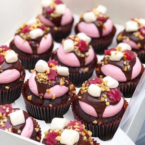 Pippa’s Pantry on Instagram: “Rocky Road is the best flavour of cupcake don’t even try to tell me otherwise (unless you’re allergic to peanuts) 💕🥴🥜 • To order:…” 5 Days Until Christmas, Rocky Road Cupcakes, Cupcakes Cake, Days Until Christmas, Rocky Road, Dessert Cupcakes, Mini Cupcakes, Christmas Eve, Pantry