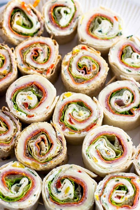 Enjoy the flavors of an Italian sub finger-food style with Italian Pinwheels! With pepperoni, salami, Provolone, and more, these easy to make sandwiches make a great lunch or prep-ahead party appetizer. Party Sandwiches Recipes, Clean Eating Appetizers, Tortilla Pinwheels Recipe, Cheap Party Food, Cheap Appetizers, Pinwheel Sandwiches, Tortilla Pinwheels, Cheap Clean Eating, Party Sandwiches