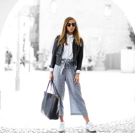 White Adidas Superstar Outfit, Culottes Street Style, Coulottes Outfit, Bershka Leather Jacket, Grey Culottes, Superstar Outfit, How To Wear Culottes, Culottes Outfit, Culotte Style