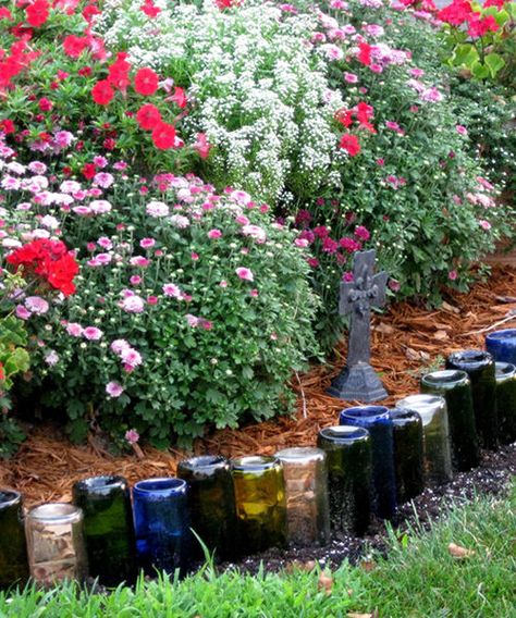 9 Adorable Garden Crafts to Make With Wine Bottles Bottle Edge Wine Bottle Garden, Allotment Ideas, Wine Bottle Project, Diy Joy, Old Wine Bottles, Diy Garden Bed, Bottle Trees, Jardim Diy, Black Thumb