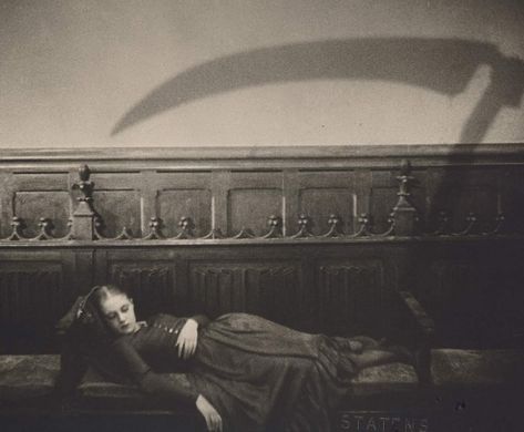 Rena Mandel in Carl Th. Dreyer's 'Vampyr ' , 1932 Carl Theodor Dreyer, Scary Movie 3, Near Dark, Creepy Gif, Xena Warrior Princess, Film Horror, Film Archive, David Duchovny, Best Horrors