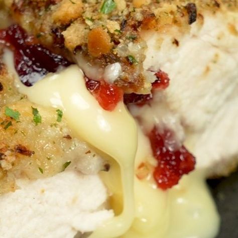 Planet Food on Instagram: "BRIE STUFFING CHICKEN! 😱👌 Level up your chicken dinner with this mind-blowing Brie Stuffed Chicken coated in flavorful stuffing instead of breadcrumbs! 🧀✨ Say goodbye to boring breaded chicken and hello to your new favourite hack! 🙌 🎄 Cut pockets into your chicken breasts ❄️ Place slices of brie inside the pockets 🎄 Add cranberry sauce into each breast and spread out and then close the pockets ❄️ Dip the chicken in flour, then egg, then stuffing mixture 🎄 Spray with oil and airfry for 25 mins at 180 - or until chicken is cooked through #StuffedChicken #airfryer #britishfood #AirFryerRecipes #british #easyrecipe #quickrecipes #easyrecipes #foodhack #cheeselover #christmastime #Christmasparty #recipeideas #christmas #stuffing #leftovers #familyrecipes #sunda Cranberry Brie Chicken, Brie Stuffed Chicken, Stuffing Leftovers, Stuffing Chicken, Chicken Cranberry, Christmas Stuffing, Cranberry Stuffing, Lamb Craft, Xmas Projects