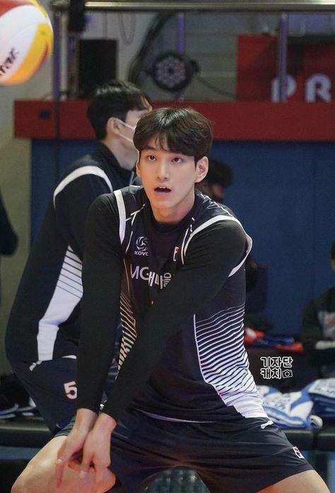 Lim Sungjin, Volleyball Outfits Aesthetic, 남성 근육, Volleyball Wallpaper, Volleyball Poses, Mens Volleyball, Volleyball Outfits, Sports Pictures, Volleyball Players