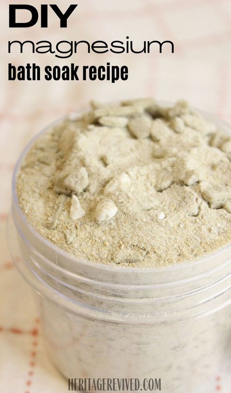 Glass jar of bath soak mixture and text "DIY magnesium bath soak recipe" Irish Moss Recipes, Herbal Bath Recipes, Bath Salts Diy Recipes, Magnesium Bath Salts, Diy Bath Soak, Detox Bath Recipe, Milk Bath Recipe, Flake Recipes, Bath Soak Recipe