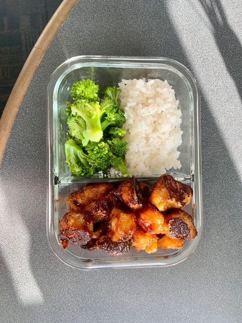 White rice, tossed pre-cooked chicken with sauce, steamed broccoli Chicken Brocoli, Chicken With Sauce, Rice Broccoli, Chicken Broccoli Rice, Soy Chicken, Pre Cooked Chicken, College Meals, Broccoli Rice, Diet Program