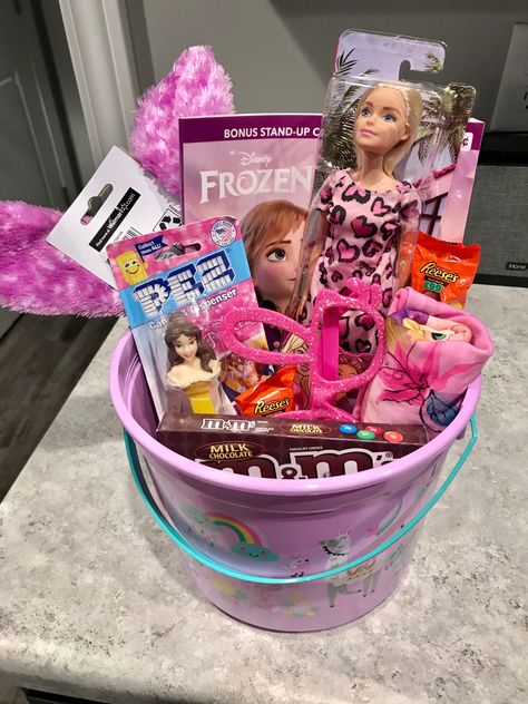 Kids easter basket girl frozen pink Easter bucket Princess Gift Basket, Frozen Easter Basket, Diy Christmas Baskets, Valentines Basket, Pink Gift Basket, Kids Hamper, Basket Girl, Easter Basket Toys, Raffle Basket