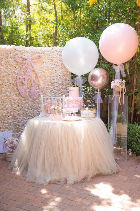 Tutu Party Decorations, Ballerina Birthday Party Decorations, Ballerina Party Theme, Ballerina Party Decorations, Swan Birthday, Tutu Birthday Party, 4de Verjaardag, Ballet Birthday Party, Ballerina Baby Showers