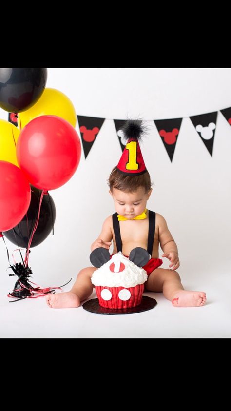 Baby First Birthday Boy, Mickey Mouse Cake Smash, Bolo Do Mickey Mouse, Décoration Baby Shower, Mickey 1st Birthdays, Mickey Mouse Bday, Fiesta Mickey Mouse, Mickey Mouse First Birthday, First Birthday Boy