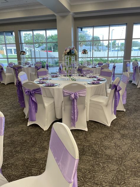 Lilac Quinceanera Decorations Tablecloth, Rapunzel 15 Theme, Sweet 16 Purple Theme, Lilac Quinceanera Ideas, Lavender Quinceanera Ideas, Purple Table Settings, Lilac Wedding Themes, Lavender Quinceanera, Ballroom Design