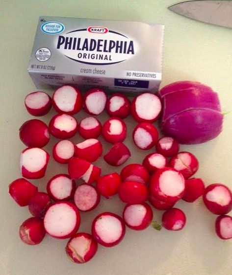 Radish Snack Ideas, What To Make With Radishes, Things To Do With Radishes, Radish Salad Recipe Simple, Recipes With Radishes, Radish Dip, Cream Cheese Biscuits, Tasty Appetizers, Cracker Dip