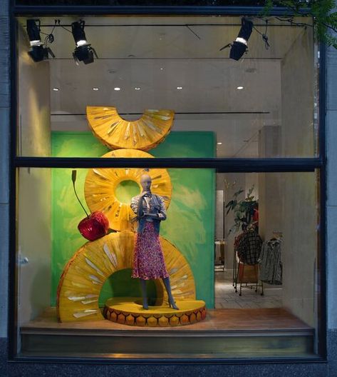 Nina Li Anthropologie Window Display, Plaza New York, Pineapple Photo, Summer Window Display, Rockefeller Plaza, Night Window, Summer Store, Summer Window, Store Window Display