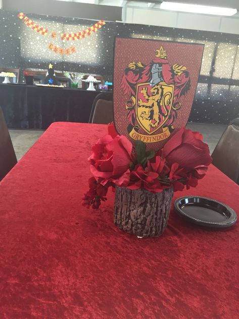 Harry Potter Wedding Centerpieces, Harry Potter Centerpiece Ideas, Hogwarts Food, Harry Potter Centerpiece, Harry Potter Graduation, Hp Wedding, Harry Potter Shower, Harry Potter Bridal Shower, Harry Potter Christmas Decorations