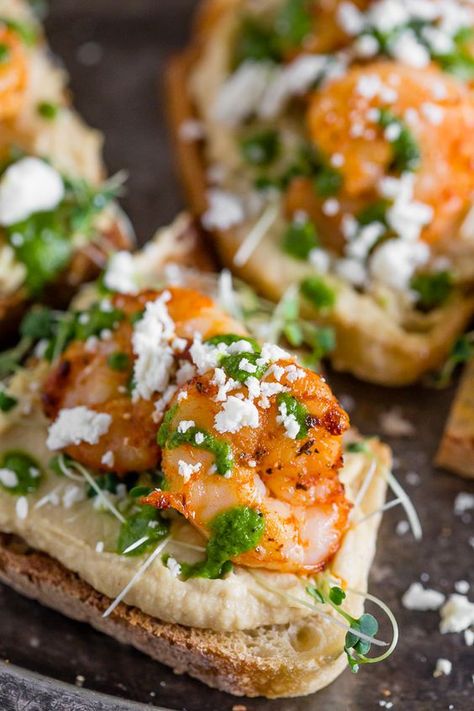 This cajun shrimp hummus crostini is the perfect summer appetizer. Toasted bread topped with hummus, microgreens, shrimp, cilantro pesto and feta cheese. Hummus Crostini, Chipotle Shrimp Tacos, Cajun Shrimp Recipes, Crostini Appetizers, Cilantro Pesto, Crostini Recipes, Dipping Sauces, Toasted Bread, Easy Chicken Dinner Recipes