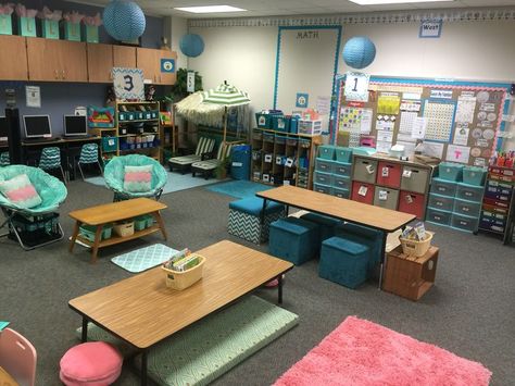 Flexible seating 1st grade:) I'm so excited to start! Flexible Seating Kindergarten, Kindergarten Classroom Layout, Classroom Seating Arrangements, Flexible Seating Classroom, Classroom Arrangement, Alternative Seating, Corner Seating, Classroom Seating, Classroom Layout