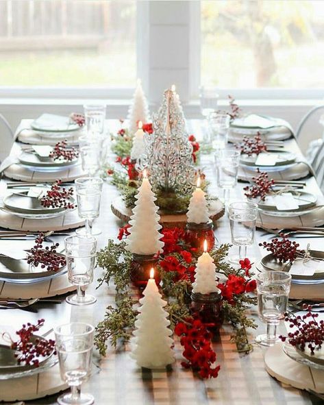 Christmas Dinner Table Settings, Christmas Table Decorations Diy, Diy Christmas Table, Deco Table Noel, Christmas Dining Table, Pallet Christmas, Christmas Dinner Table, Christmas Table Centerpieces, Classy Christmas