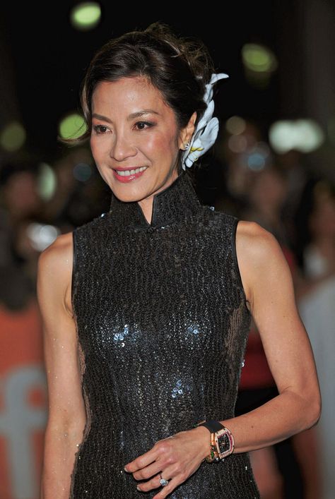 . Michelle Yeoh Jewelry, Michelle Yeoh Everything Everywhere, Michele Yeoh, Michelle Yeoh Star Trek, Michelle Yeoh Movies, Michelle Yeoh Red Carpet, Bond Women, Qi Pao, Mandarin Collar Dress