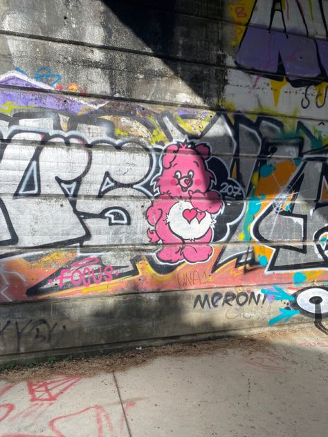 spain should be famous for its graffiti Y2k Graffiti, Graffiti Room, Grafitti Street, Graffiti Girl, Cool Room Decor, Graffiti Tagging, Graffiti Style Art, Kawaii Core, Bedroom Walls