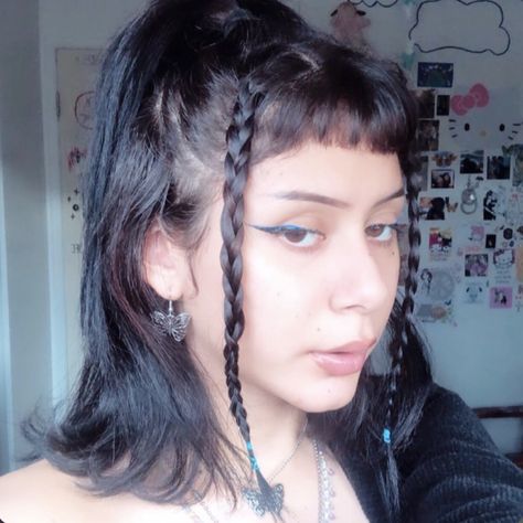 Cool Hair Styles Easy, Unique Hairstyles With Bangs, Short Hair Goth Aesthetic, Short Halloween Hairstyles, Alternative Hairstyles With Bangs, Grunge Y2k Hairstyles, Thick Short Bangs, Fun Hair Dos, 90s Spiky Hair