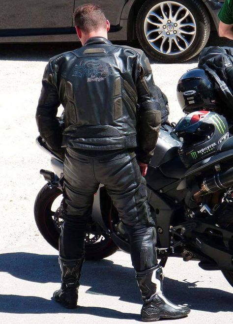 Men and Leather Amanda Harlech, Motorcycle Leathers Suit, Motorcycle Wear, Motorcycle Guy, Bike Leathers, Wetsuit Men, Biker Gear, Motorcycle Suit, Motorcycle Men