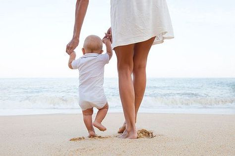 Beach Life - #photography #photographyideas #beachphotography #beachlife #sandytoes #mommyandmephotography Baby Beach Photos, Florida Photoshoot, Fam Pics, Foto Kids, Baby Fotografie, Family Beach Pictures, Baby Beach, Beach Family Photos, Foto Baby