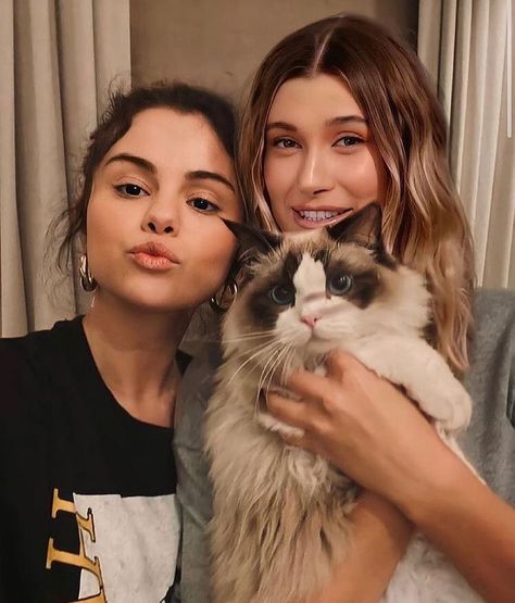 Friend Pictures Poses, Selena G, Ulzzang Fashion, Hailey Bieber, All Funny Videos, Artistry Makeup, Friend Pictures, Picture Poses, Selena Gomez