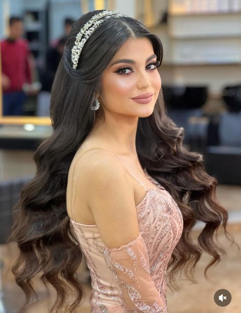 Ball Gown Hairstyles, Hairstyle With Crown, Hairstyles For Gowns, Good Makeup, Arabic Makeup, Bridal Makeup Images, Bow Cakes, Be More Confident, Engagement Bride