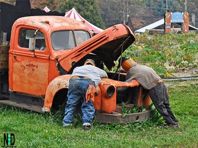 Scarecrow Ideas For Fall https://www.nikkilynndesign.com/2016/10/scarecrow-ideas-for-fall.html/ Scarecrow Ideas, Scarecrow Festival, Scarecrows For Garden, Fall Scarecrows, Old Truck, Pumpkin Farm, Happy Fall Y'all, Old Farm, Halloween Outdoor Decorations