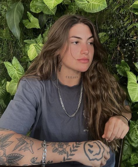 Long Lesbian Hair, Masc Lesbian Tattoo Ideas, Masc Women Tattoo, Long Masculine Hairstyles For Women, Masc Women Long Hair, Masc Women Tiktok, Masc Lesbian Long Hair, Pretty Masc Women, Masculine Female Face