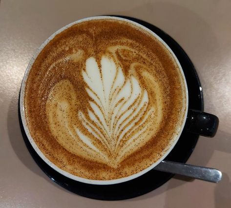 dirty chai latte art Chai Latte Aesthetic, Chai Aesthetic, Hot Chai Tea, Dirty Chai Latte, Latte Aesthetic, Hot Chai, Walter Boys, Brown Acrylic Nails, Chai Tea Latte