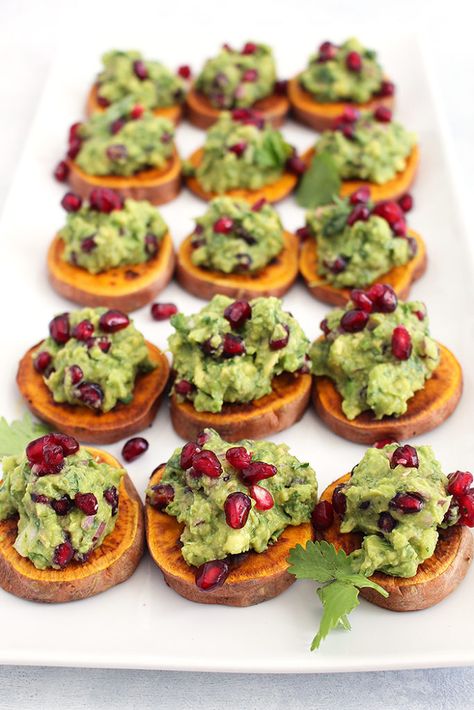 Festive Pomegranate Guacamole on Roasted Sweet Potato Toasts for a delicious and healthy holiday party appetizer. Be prepared to WOW your guests! Click through for the recipe. #holiday #appetizer #pomegranate #guacamole #entertaining Pomegranate Guacamole, Christmas Appetizer Recipes, Christmas Appetizers Easy, Holiday Party Appetizers, Vegetarian Ideas, Christmas Appetizer, Bite Size Snacks, Sweet Potato Toast, Power Bowl