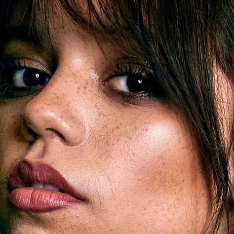 Jenna Ortega Face Close Up, Jenna Ortega Freckles, Jenna Ortega Face, Cyberpunk Wallpaper, Scream 6, Strange Photos, Funny Arabic Quotes, August 17, Actor Photo