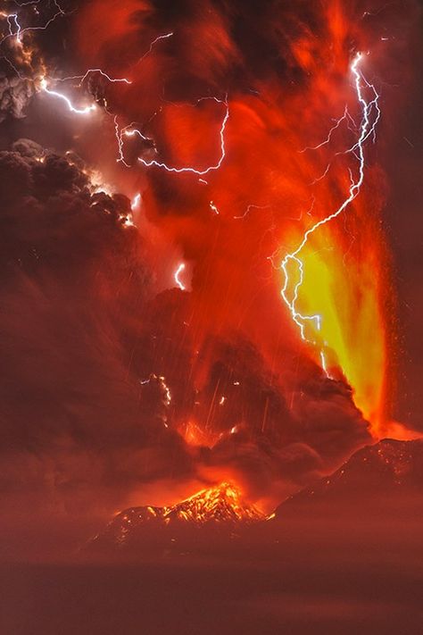 Volcano Lightning, Lightning Photography, Lava Flow, Lightning Storm, Perfect Storm, Marketing Course, Natural Phenomena, Amazing Nature, Natural Wonders