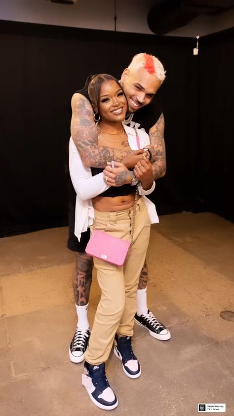 Chris Brown With Fans, Chris Brown Funny, Chris Brown Official, Chris Brown Wallpaper, Breezy Chris Brown, Browns Fans, Thug Life, Chris Brown, Free Gift Cards