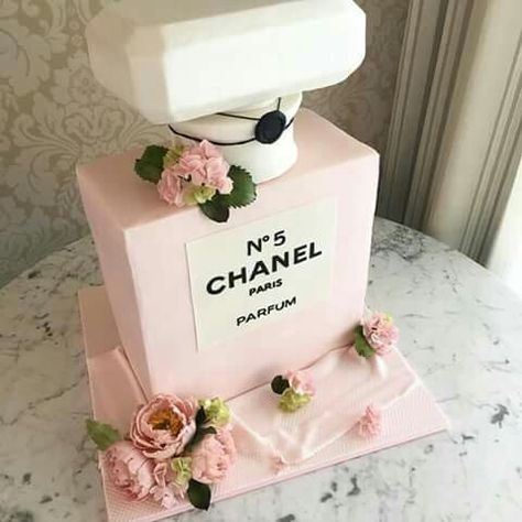 Chanel Super Torte, Torte Creative, Chanel Cake, Chanel Birthday, Bottle Cake, Luxury Cake, Torte Cupcake, Cupcakes Decorados, Birthday Cakes For Women