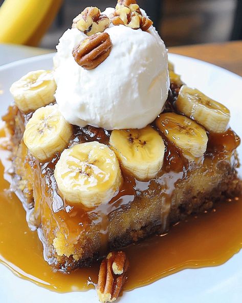 Make a delicious Banana Upside-Down Cake with ripe bananas and caramel! A moist and flavorful dessert perfect for any occasion. Try it now! Banana Foster Dessert, Ripe Banana Desserts, Banana Caramel Dessert, Banana Dump Cake Recipes, Banana Upside Down Cake Recipe, The Upside Down, Banana Foster Pie, Ripe Bananas Recipes, Banana Foster Cake