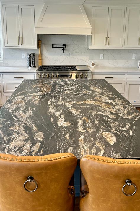 This design uses natural stone as a stunning feature piece. Tap the photo to learn more. Featured Products: Belvedere Satin Granite (kitchen island) & Citrine Quartz (backsplash) #blackgraniteisland #naturalstonedesign #ArizonaTile Granite Dining Table, Granite Kitchen Island, Main Kitchen, Quartz Backsplash, Granite Island, Black Tile, Canyon Lake, Black Tiles, Granite Kitchen