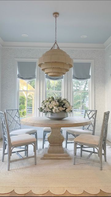 Grandmellinial Dining Room, Grandmillenial Dining Room Decor, Sunroom Styling, Sunroom Wallpaper, Cozy Keeping Room Off Kitchen, Morning Room Off Kitchen Ideas, Serena And Lily Dining Room, Serena And Lily Kitchen, Vaulted Ceiling Dining Room