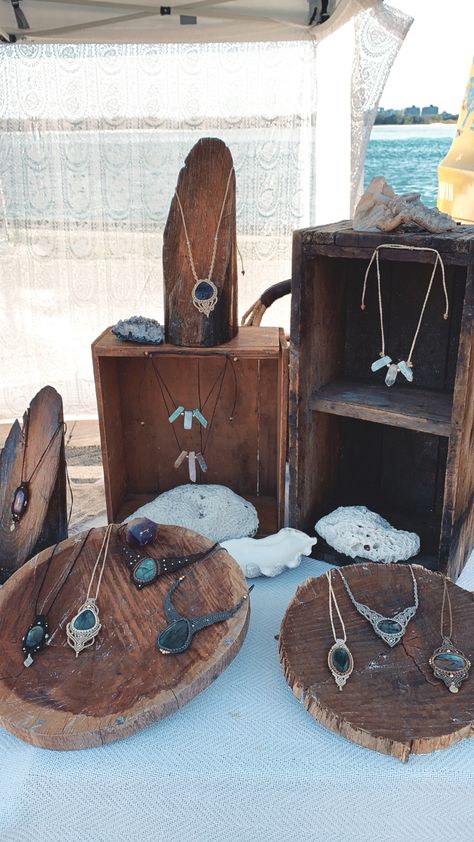 Rustic Jewelry Displays, Western Market Display, Jewellery Display Table, Jewelry Display Ideas Retail, Western Jewelry Display, Diy Jewelry Display Craft Show, Earring Displays For Craft Shows, Unique Jewelry Displays, Natural Jewelry Display