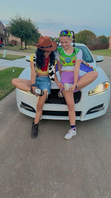 #toystory #bestfriendpictures #bestfriends #halloween #halloweencostume #halloweencostumeideas #woody #buzzlightyear #costumes #bff Costume Halloween Duo, Buzz Lightyear Halloween Costume, Halloween Group Costumes, Cats Anime, Woody Costume, Kitty Funny, Halloween Duos, Netflix Horror, Friend Costumes