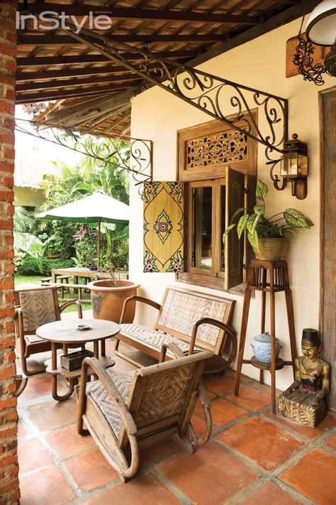 Southeast Asian Interior Design, Vintage Terrace, Indonesian Decor, Indonesian House, Cafe Design Inspiration, Colonial Interior, India Home Decor, Asian Homes, Asian Home Decor