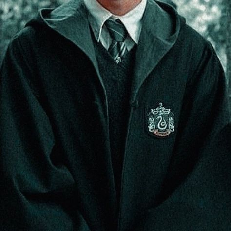 🍀☘️🍃🌿🥦 Slytherin Uniform, Slytherin Wallpaper, Slytherin Fashion, Hogwarts Uniform, Male Aesthetic, Harry Potter Oc, Draco Malfoy Aesthetic, Slytherin Pride, Slytherin Harry Potter